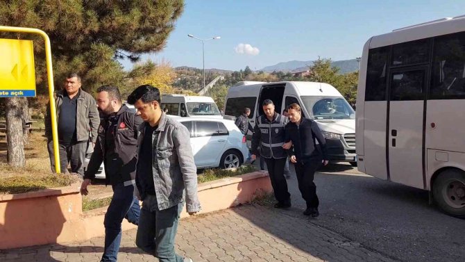 Mahkumlara Uyuşturucu Temin Eden Gardiyanlar Adliyeye Sevk Edildi