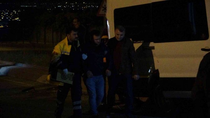 İ̇şçi Servisi Sinyalizasyon Direğine Çarptı: 2’si Ağır 9 Yaralı