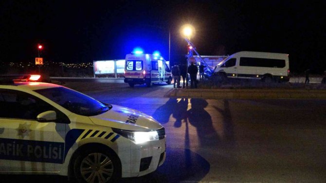 İ̇şçi Servisi Sinyalizasyon Direğine Çarptı: 2’si Ağır 9 Yaralı