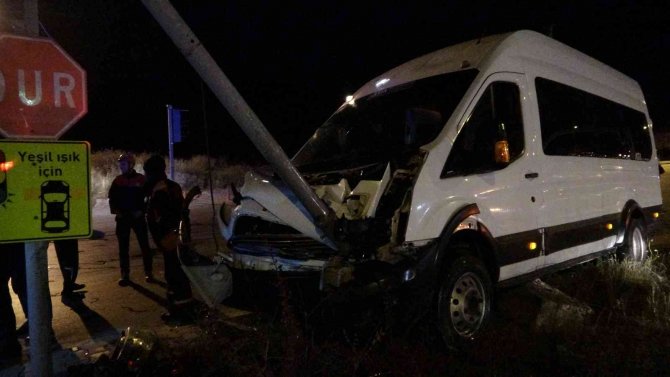 İ̇şçi Servisi Sinyalizasyon Direğine Çarptı: 2’si Ağır 9 Yaralı