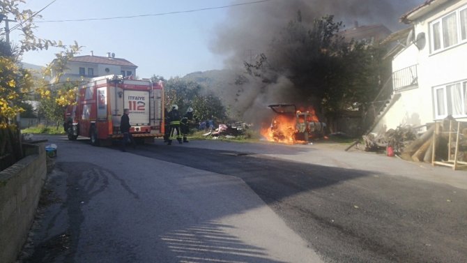Park Halindeki Otomobil Alev Alev Yandı