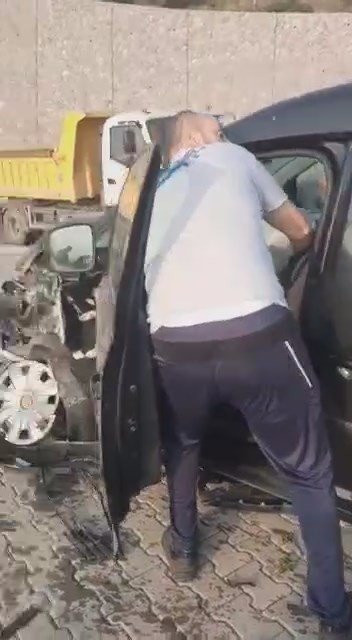 İ̇ki Aracın Karıştığı Kazada Otomobil Kanala Uçtu: 2 Yaralı