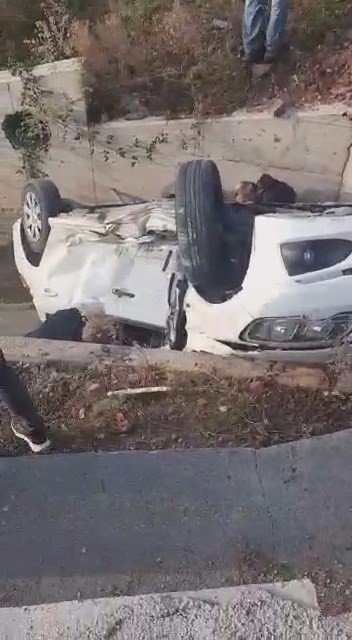İ̇ki Aracın Karıştığı Kazada Otomobil Kanala Uçtu: 2 Yaralı