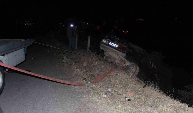 Uçuruma Yuvarlanıp Ters Dönen Araçtan Yaralı Kurtuldular