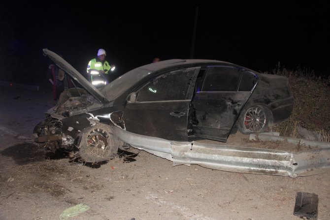 Kontrolden Çıkan Otomobile Bariyer Saplandı: 1’i Ağır 2 Yaralı