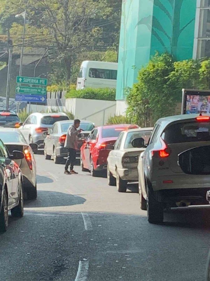 Meksika’da Silahlı Adam Trafikteki Araçları Soydu