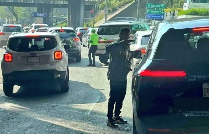 Meksika’da Silahlı Adam Trafikteki Araçları Soydu