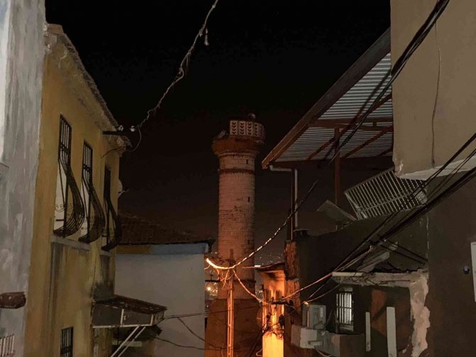 İ̇zmir’deki Depremde Bir Caminin Minaresi Yıkıldı