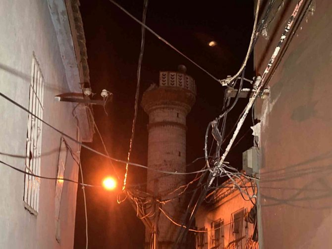 İ̇zmir’deki Depremde Bir Caminin Minaresi Yıkıldı