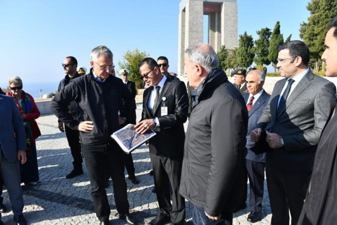 Nato Genel Sekreteri Stoltenberg, Şehitler Abidesi’ni Ziyaret Ederek Karanfil Bıraktı