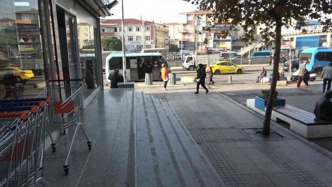 Pendik’te Kaşar Peyniri Hırsızı Marketten Tekmelerle Kovuldu