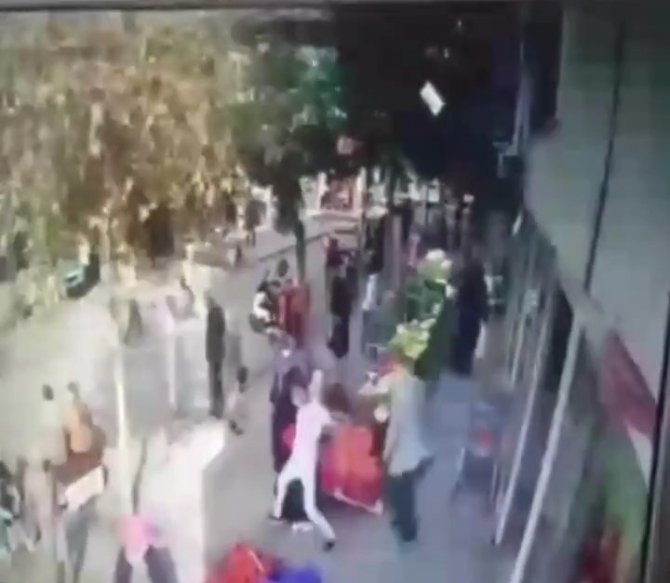 Pendik’te Kaşar Peyniri Hırsızı Marketten Tekmelerle Kovuldu