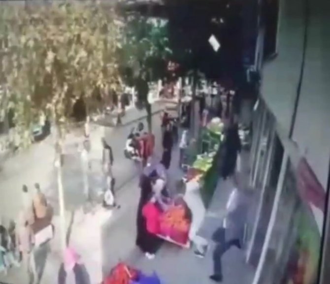 Pendik’te Kaşar Peyniri Hırsızı Marketten Tekmelerle Kovuldu