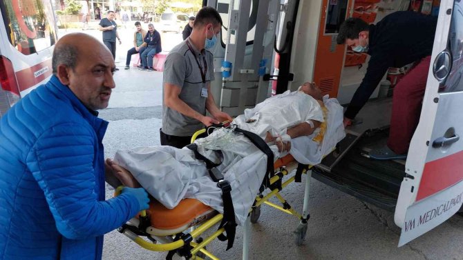 Tırın Damperi Elektrik Teline Temas Etti, Akıma Kapılan İşçi Ağır Yaralandı