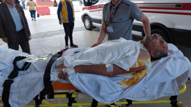 Tırın Damperi Elektrik Teline Temas Etti, Akıma Kapılan İşçi Ağır Yaralandı