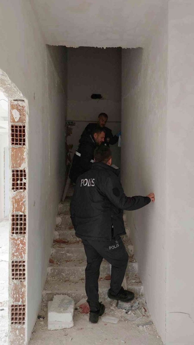 Bastığı Tahta Kırılan İnşaat İşçisi Hastanelik Oldu