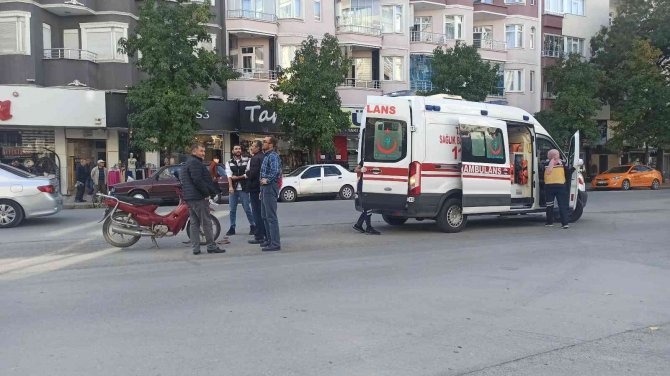 Otomobilin Çarptığı Motosiklet Sürücüsü Yaralandı