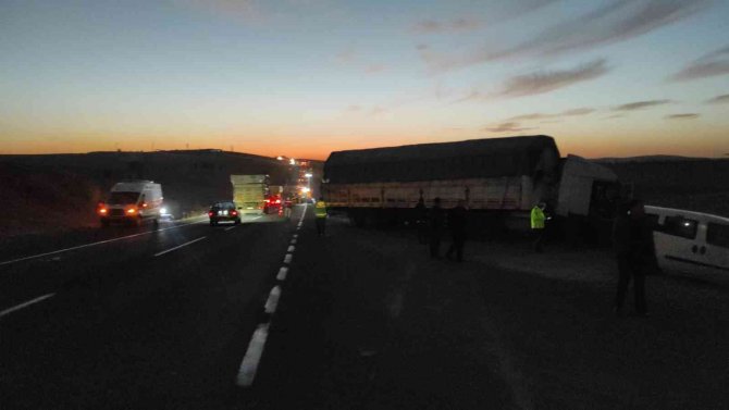 Şanlıurfa’da Tır İle Otomobil Çarpıştı: 2 Ölü, 1 Yaralı