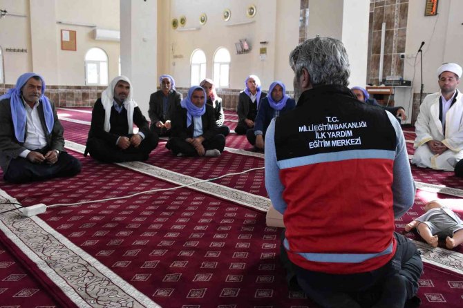 Cami Cemaatine Uygulamalı İlk Yardım Eğitimi Verildi