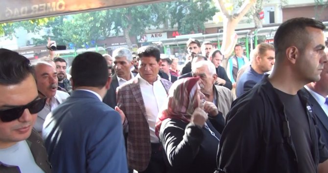Şanlıurfa’da Asker Babasından Davutoğlu’na Tepki: "Askere Kurşun Sıkanlarla Beraber Yürüyorsunuz"