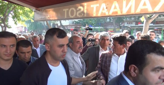 Şanlıurfa’da Asker Babasından Davutoğlu’na Tepki: "Askere Kurşun Sıkanlarla Beraber Yürüyorsunuz"
