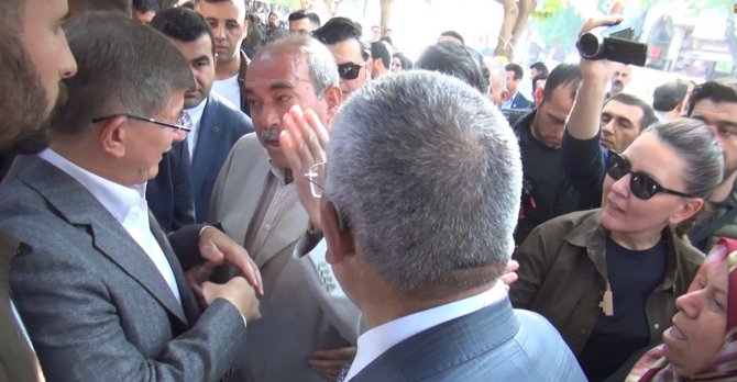 Şanlıurfa’da Asker Babasından Davutoğlu’na Tepki: "Askere Kurşun Sıkanlarla Beraber Yürüyorsunuz"