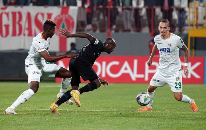 Spor Toto Süper Lig: Ümraniyespor: 2 - Corendon Alanyaspor: 0 (İ̇lk Yarı)