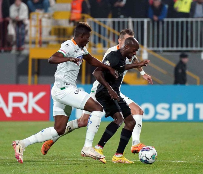 Spor Toto Süper Lig: Ümraniyespor: 2 - Corendon Alanyaspor: 0 (İ̇lk Yarı)