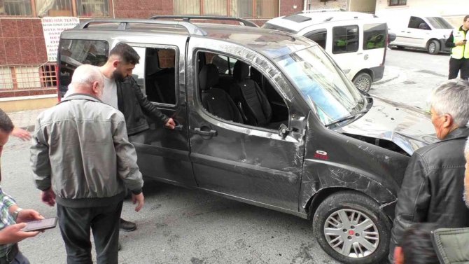 Sultangazi’deki Kazada Savrulan Araç Yan Yattı: 1 Yaralı