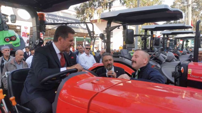 ’Çiftçi Traktör Alamıyor’ Diyen Sarıgül’e ’Traktör Yetiştiremiyoruz’ Yanıtı