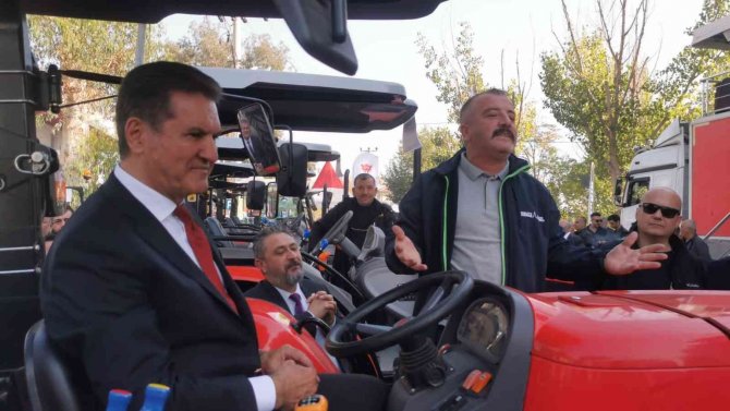 ’Çiftçi Traktör Alamıyor’ Diyen Sarıgül’e ’Traktör Yetiştiremiyoruz’ Yanıtı