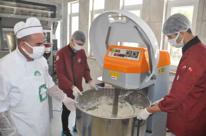 Öğrenciler Fırının Başına Geçti, Günlük 15 Bin Ekmek Üretecek