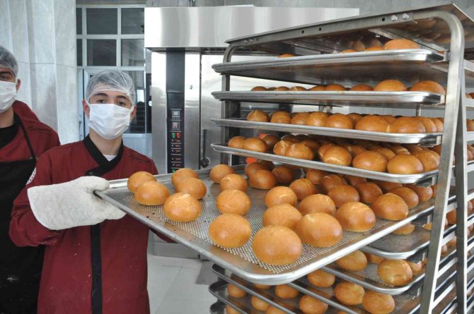 Öğrenciler Fırının Başına Geçti, Günlük 15 Bin Ekmek Üretecek