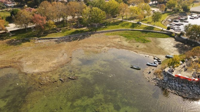 İ̇znik Gölü’nde Tehlikeli Görüntü...sular Altındaki Bazilika Günyüzüne Çıktı