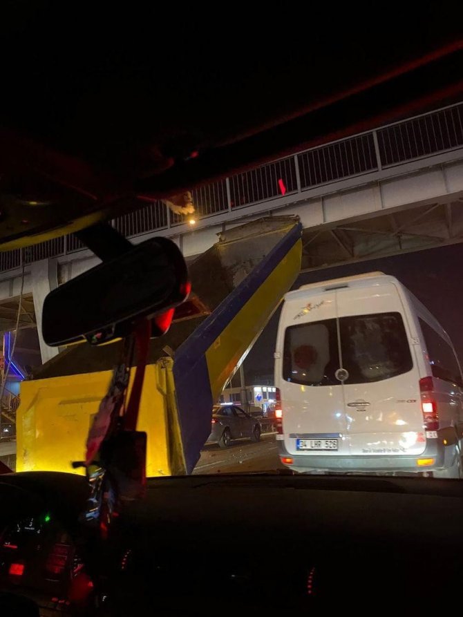 Tuzla’da Kamyon Damperi Üst Geçide Takılı Kaldı