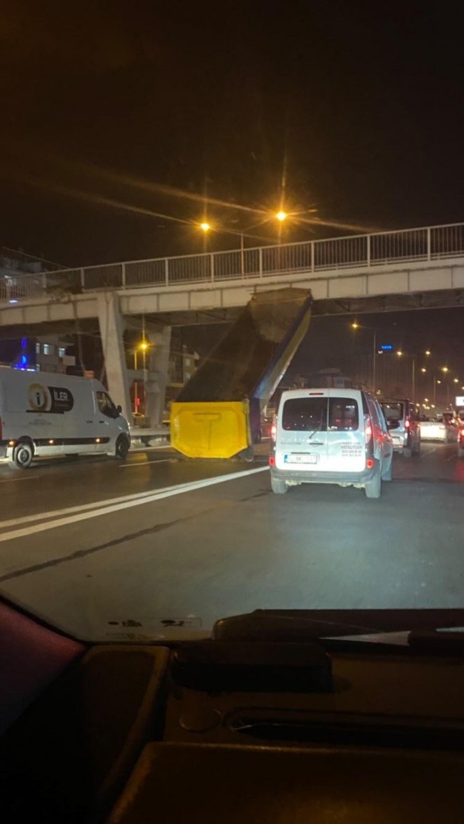 Tuzla’da Kamyon Damperi Üst Geçide Takılı Kaldı