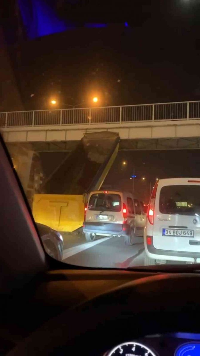 Tuzla’da Kamyon Damperi Üst Geçide Takılı Kaldı