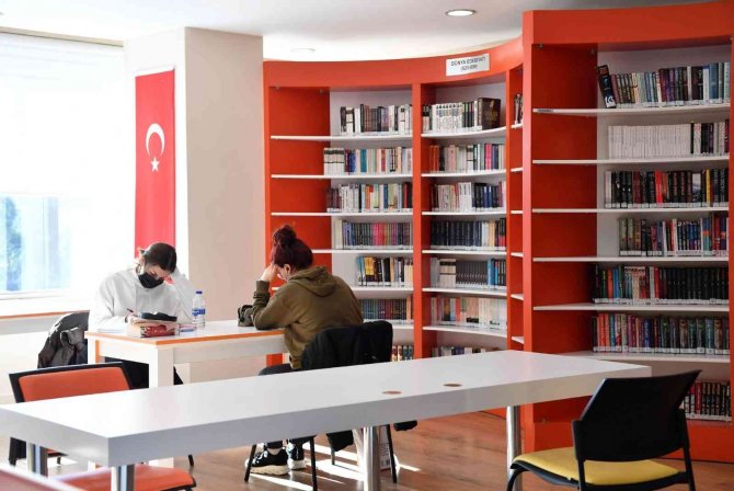 Konyaaltı Kütüphanesi Cumartesi De Açık