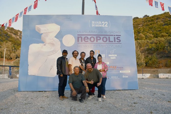 Kuşadası’nda Müzik, Mermer Bloklardan Heykele Dönüştü