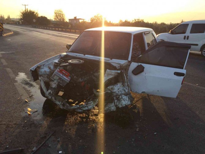 Otomobille Çarpışan Tır Devrildi: 2 Yaralı