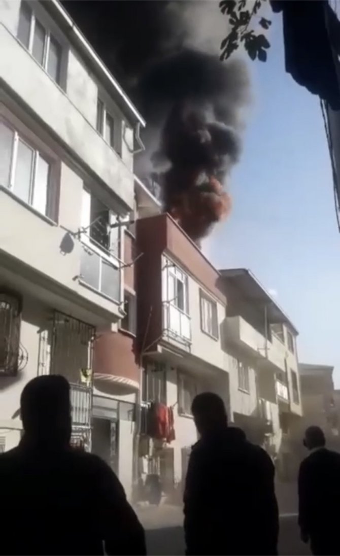 Bursa’da 2 Katlı Evin Çatısı Alev Alev Yandı