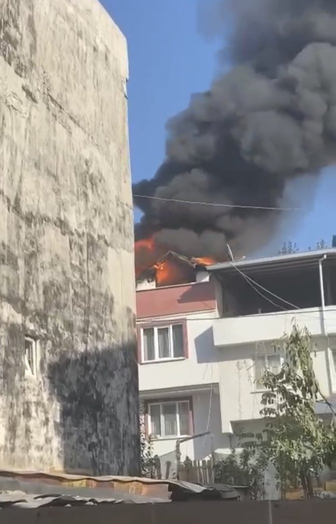 Bursa’da 2 Katlı Evin Çatısı Alev Alev Yandı