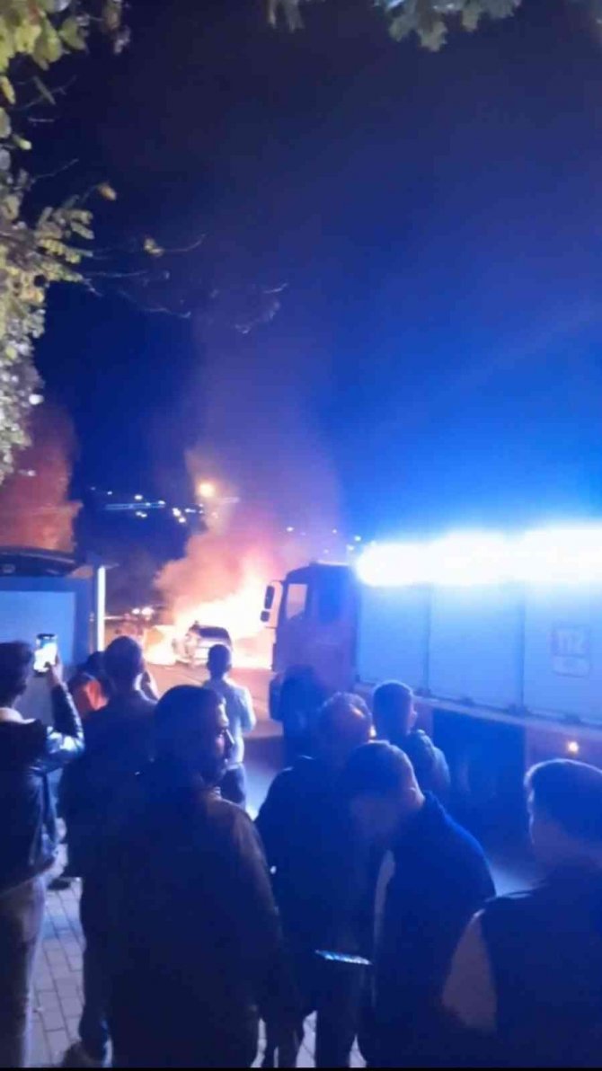 Seyir Halindeki Otomobil Alev Alev Yandı
