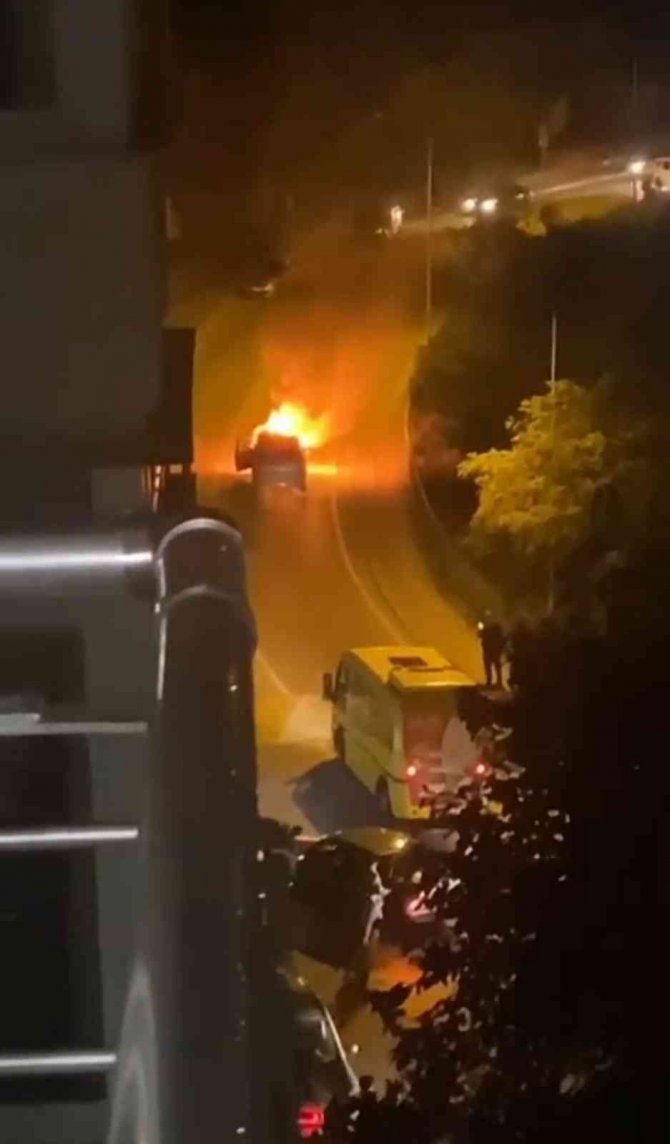 Seyir Halindeki Otomobil Alev Alev Yandı