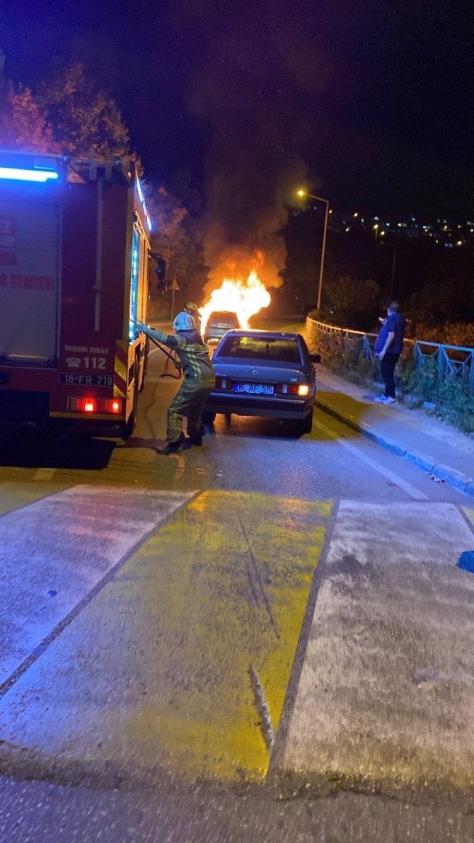 Seyir Halindeki Otomobil Alev Alev Yandı