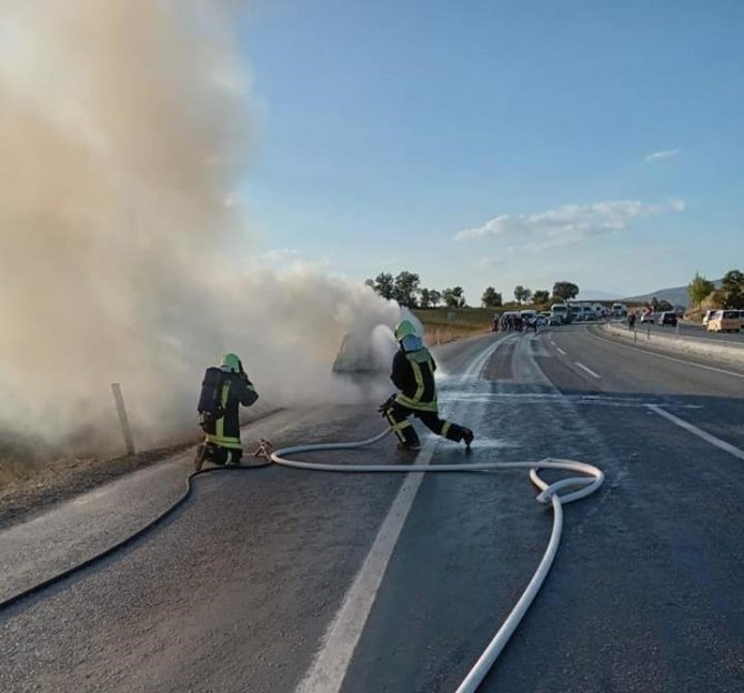 Alev Alev Yanan Otomobil Demir Yığınına Döndü