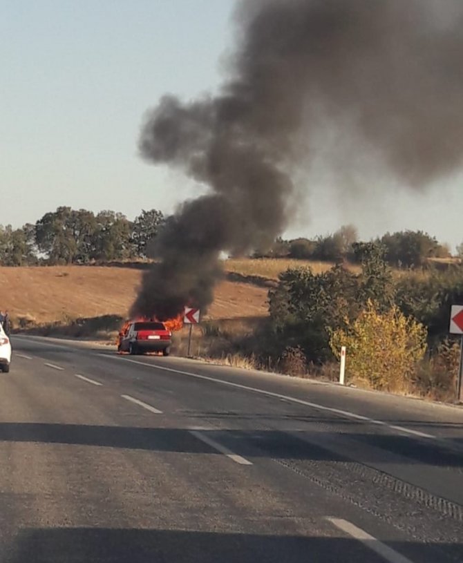 Alev Alev Yanan Otomobil Demir Yığınına Döndü