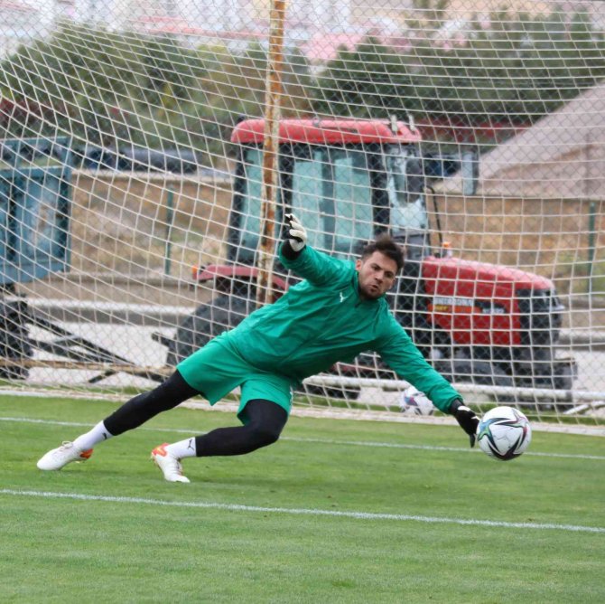 Sivasspor’un Kalecisi Ali Şaşal, Avrupa’da Zirvede