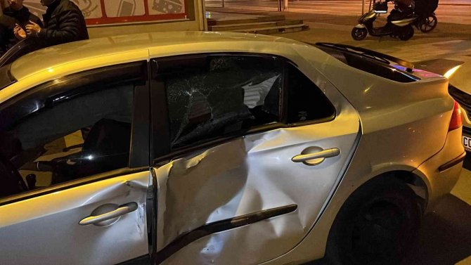 Motorlu Kurye Otomobile Çarptı: 5 Yaralı
