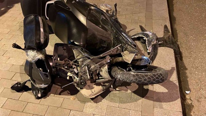 Motorlu Kurye Otomobile Çarptı: 5 Yaralı